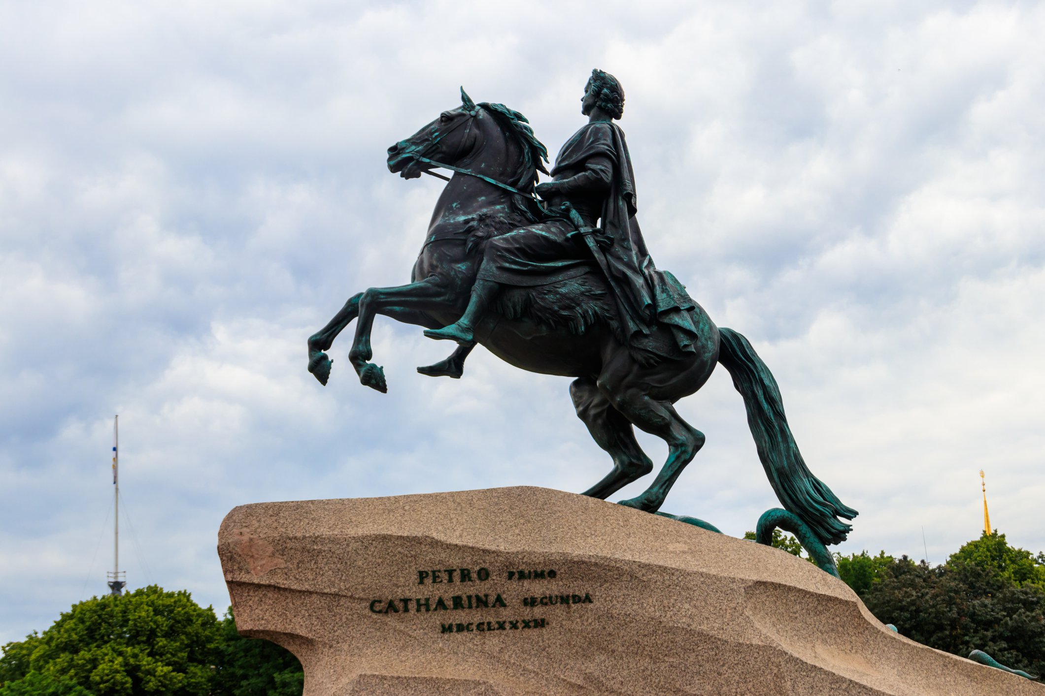 К статуе петра великого. Памятник Peter the great в Санкт-Петербурге. The Monument to Peter the great in St Petersburg. Бронзовая статуя Петра. Бронзовый памятник Петру в загородной резиденции.