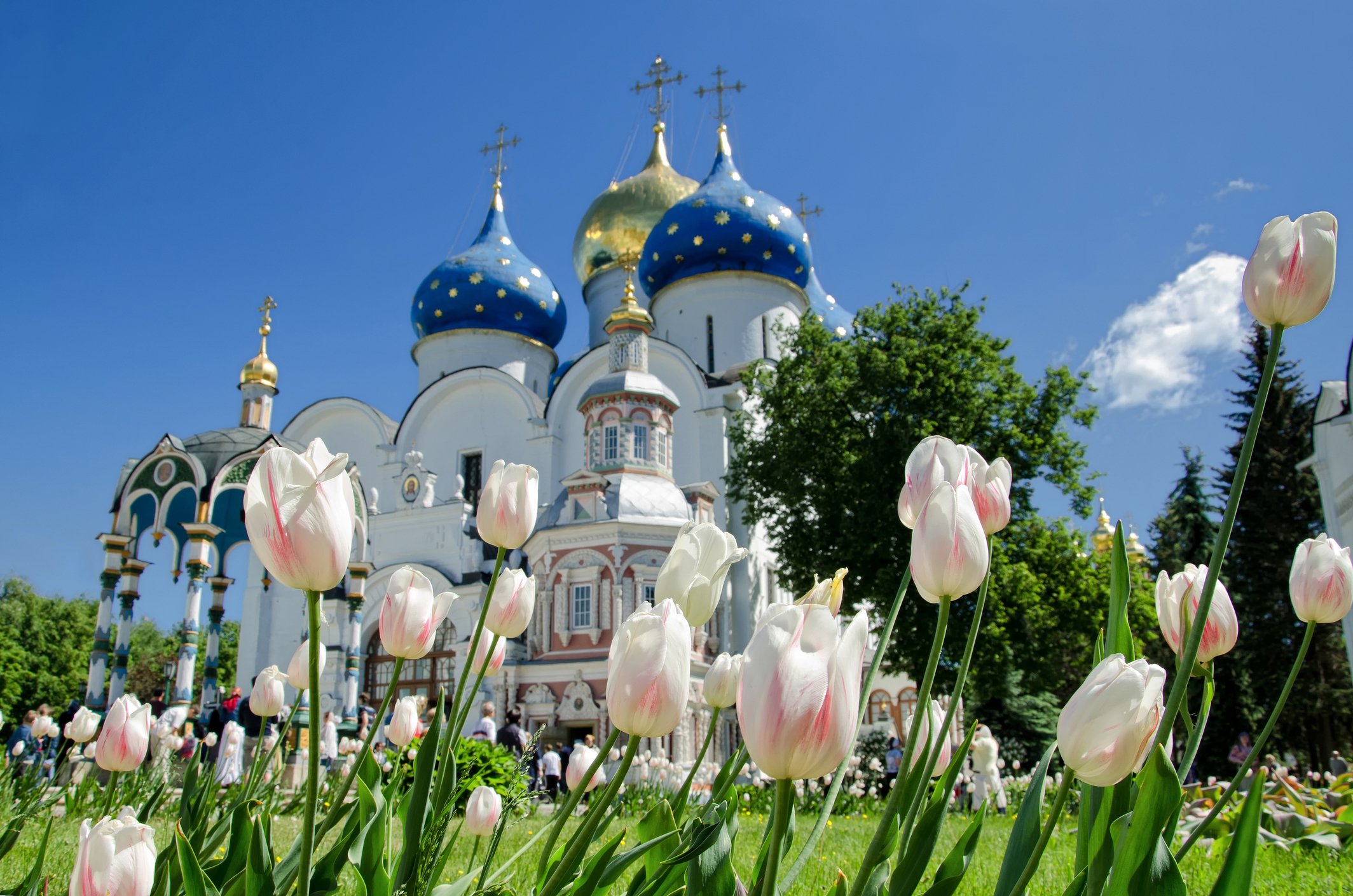 Около храма. Свято-Троицкая Сергиева Лавра Сергиев Посад. Троице-Сергиева Лавра весной. Православные храмы Сергиев Посад. Сергиев Посад храмы весной.